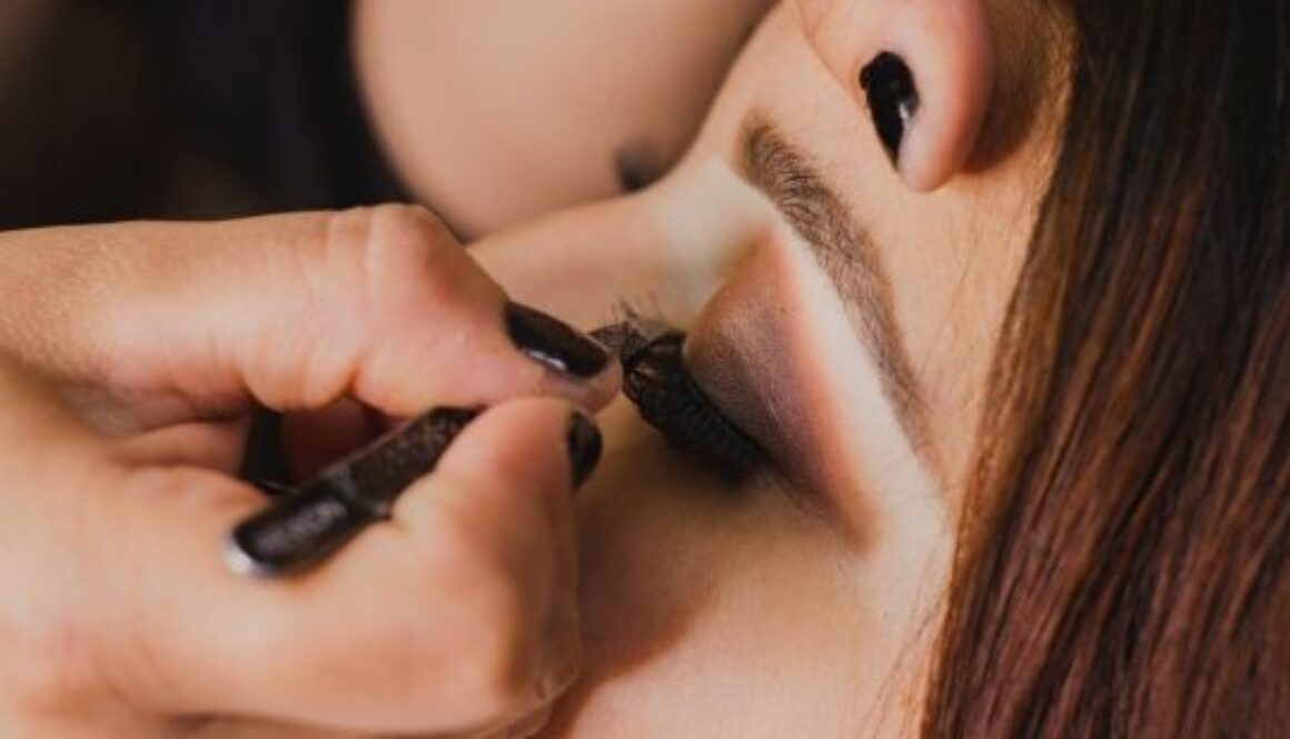How to Take Care of Your Long Fake Eyelashes